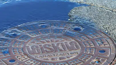 Kanalizasyondan mavi su taştı: Fabrikalardan atık şüphesi