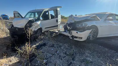 Nevşehir'de iki araç kafa kafaya çarpıştı: 14 kişi yaralandı!