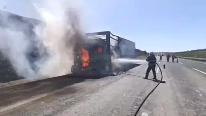 Şanlıurfa'da saman yüklü tır alev aldı