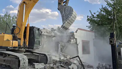 Gaziantep'te depremde hasar gören 389 binanın yıkımına başlandı!