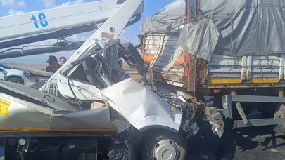 Kahramanmaraş'ta sepetli vinç, tıra çarptı: Sürücü öldü