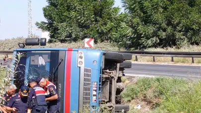 Mersin'de kontrolden çıkan cezaevi aracı devrildi: 12 kişi yaralandı!