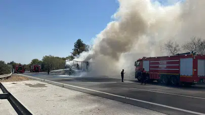Adana'da eşya yüklü tır alev aldı!