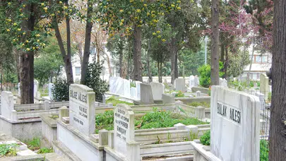 Mezarlıkta dijital dönüşüm: QR kodlu mezarlar yaygınlaşıyor!