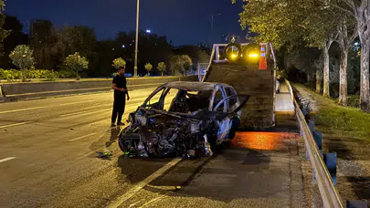 Esenler'de korkunç kaza! Bariyerlere çarpan otomobil alevlere teslim oldu: 5 yaralı!