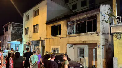 İzmir'de alev alev yanan ev kullanılmaz hale geldi