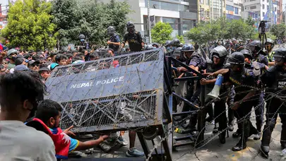 Nepal protestolarda 19 kişinin öldürülmesinin ardından sosyal medya yasağını kaldırdı