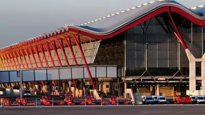 Madrid havalimanında grev krizi: Yolcular metrelerce kuyruk oluşturdu