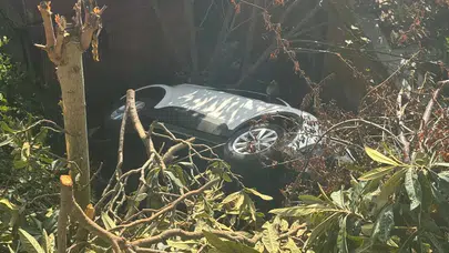 Sarıyer'de otomobil evin bahçesine uçtu: 1 yaralı!