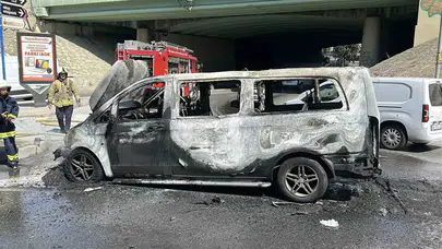 Üsküdar’da seyir halindeki panelvan alev aldı: Sürücü son anda kurtuldu