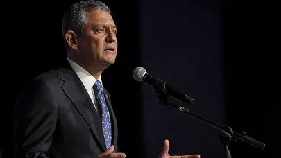 Özgür Özel muhalif olanı partiden atıyor!