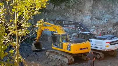 Rize Ardeşen’de riskli kayalar iş makineleriyle kontrollü şekilde yıkılarak temizleniyor