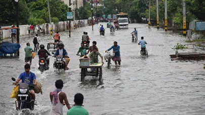 Hindistan'da sel faciası: 12 kişi hayatını kaybetti