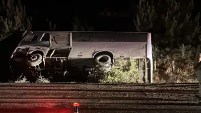 Afyonkarahisar'da midibüs devrildi: Çok sayıda yaralı var