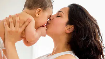 Masum öpücükler bebekler için tehlike saçıyor: Uzmanlardan ebeveynlere uyarı!