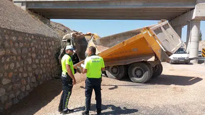 Malatya’da hafriyat kamyonu istinat duvarına çarptı, sürücü hayatını kaybetti!