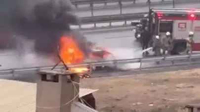 Üsküdar’da seyir halindeki otomobil alev aldı