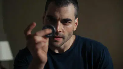 Akın Akınözü, 'Veliaht' dizisiyle ekranlara güçlü bir dönüş yaptı