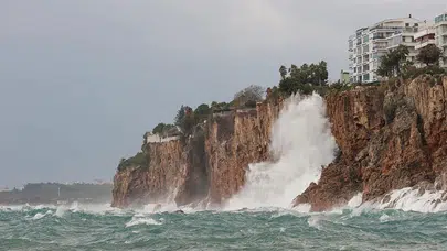 Antalya'da falezlerden denize düşen kişi öldü