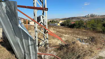 Başakşehir’de korkunç kaza: Bariyer demiri sürücünün bacağına saplandı!