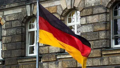 Almanya'da kan donduran olay: Araç kalabalığa daldı, çok sayıda yaralı var!