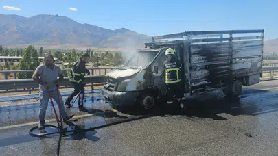 Erzincan'da seyir halindeki kamyonet alev aldı!