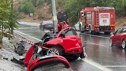 Eyüpsultan'da kahreden kaza: Aydınlatma direğine çarpan otomobilin sürücüsü can verdi