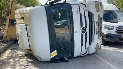 Beykoz’da kamyon devrildi