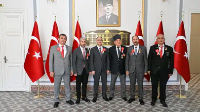 Manisa Valisi Vahdettin Özkan, gaziler günün 'de kahraman gazileri ağırladı