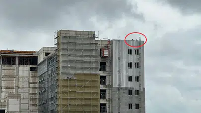 Samsun'da işçiler hastane inşaatının çatısına çıkıp eylem yaptı!