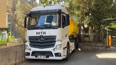 Kadıköy’de hafriyat kamyonu dar sokakta sıkıştı!