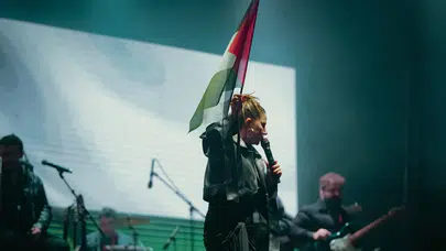 Merve Özbey'den Bitlis konserinde Filistin'e destek!