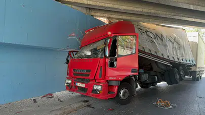 Küçükçekmece'de sünger yüklü tır alt geçide sıkıştı!