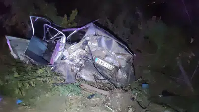 İzmir'de korkunç kaza! Kamyonet ile otomobil çarpıştı: 1 ölü, 8 yaralı!