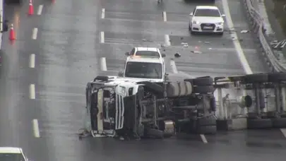 Beykoz Kuzey Marmara Otoyolu'nda tır devrildi