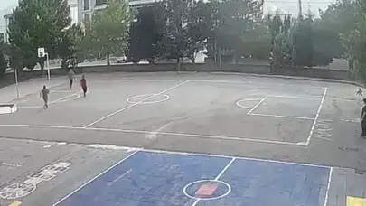 Okul müdürü hayat kurtardı: Çocukların üzerine giden aracı durdurdu!