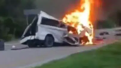 Meksika’da minibüs ile TIR çarpıştı: 15 ölü, 3 yaralı