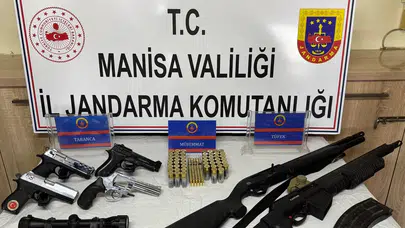 Yapılan ev aramasında çok sayıda ruhsatsız tabanca ve tüfek çıktı