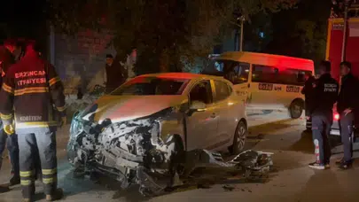 Erzincan'da feci kaza: Minibüs ile otomobil çarpıştı!