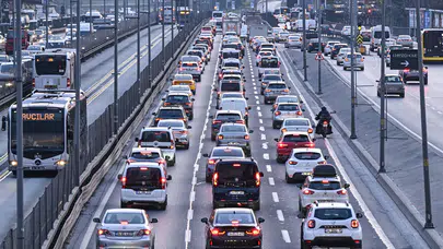 İstanbul'da haftanın son iş gününde trafik yoğunluğu!