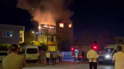 Adana 'da 3 katlı evde yangın: Ev kullanılamaz hale geldi!