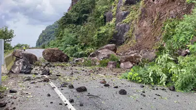 Artvin’de heyelan: Karadeniz Sahil Yolu ulaşıma kapandı