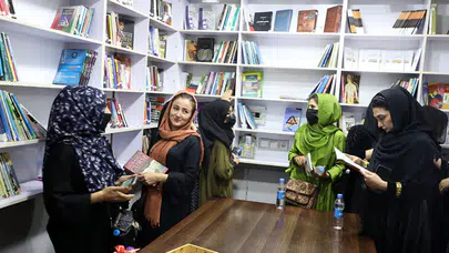 Taliban, üniversitelerde kadın yazarların kitaplarını yasakladı!