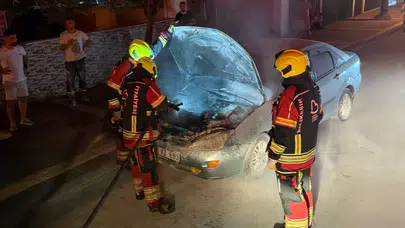 Balıkesir'de park halindeki otomobil alev aldı