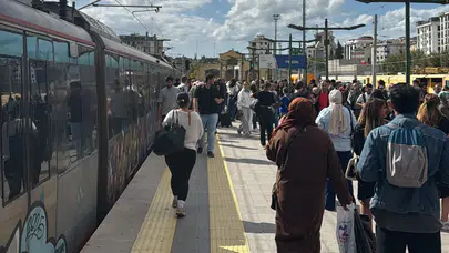 Marmaray'da raylara atlayan bir kişi intihar etti