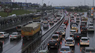 İstanbul'da yağış nedeniyle trafik yoğunluğu kent genelinde yüzde 76'ya ulaştı