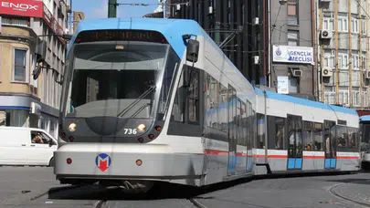 Fatih’te tramvay kazası: Aniden yola çıkan yaya yaralandı