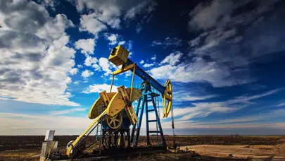 Brent petrol fiyatlarında düşüş: Arz fazlası endişeleri piyasaları baskılıyor