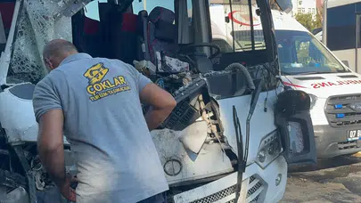 Antalya'da tur otobüsü ile yolcu midibüsü çarpıştı: 2'si ağır 15 kişi yaralandı!