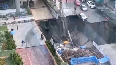 Tayland’da yol çöktü: 50 metre derinliğinde çukur oluştu